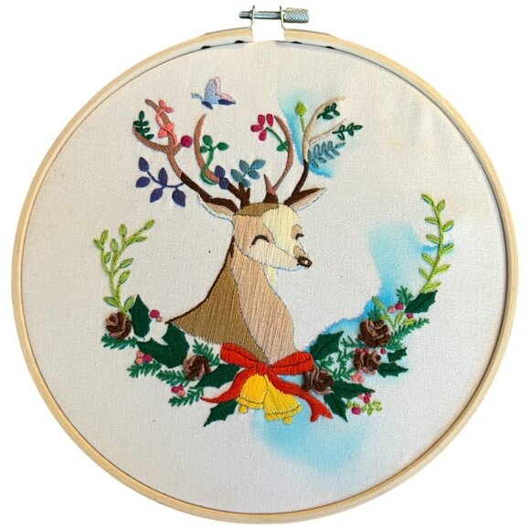 Christmas Decor EMBROIDERY NEEDLEPOINT Reindeer Holiday Floral Holly Ivy 8.5" D - Picture 1 of 16